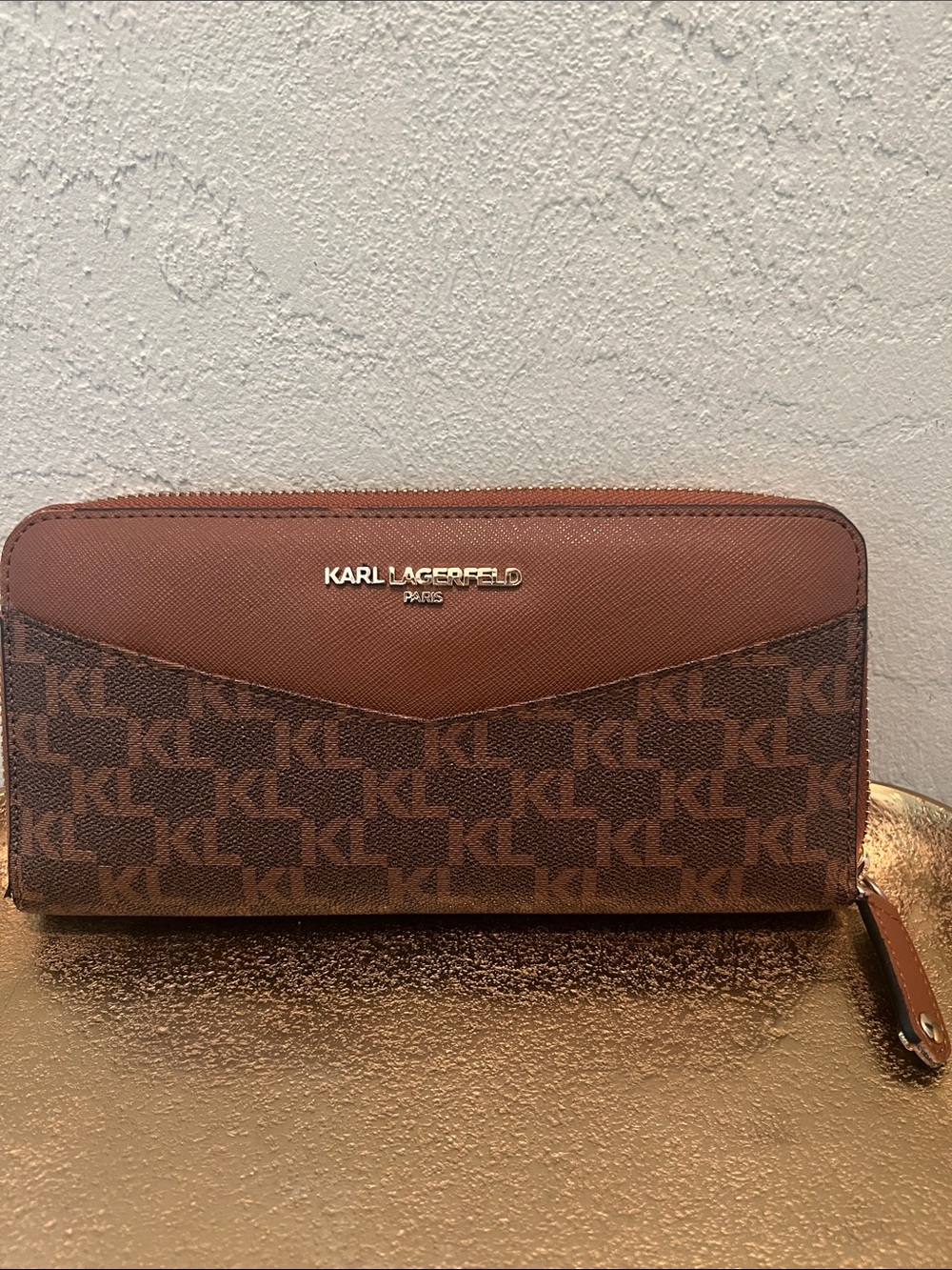 #2045*Karl Lagerfeld Brown Monogram Zip Wallet with Gold Logo - Picture 1 of 16